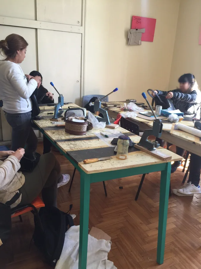 Clase de marroquinería en Villa Devoto