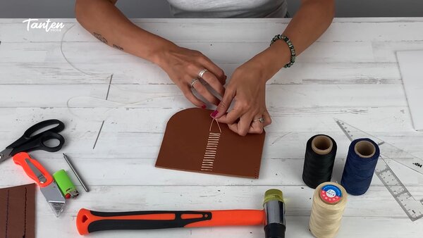 Costura saddle stitch en cuero hecha a mano con dos agujas e hilo encerado — Método Tanten