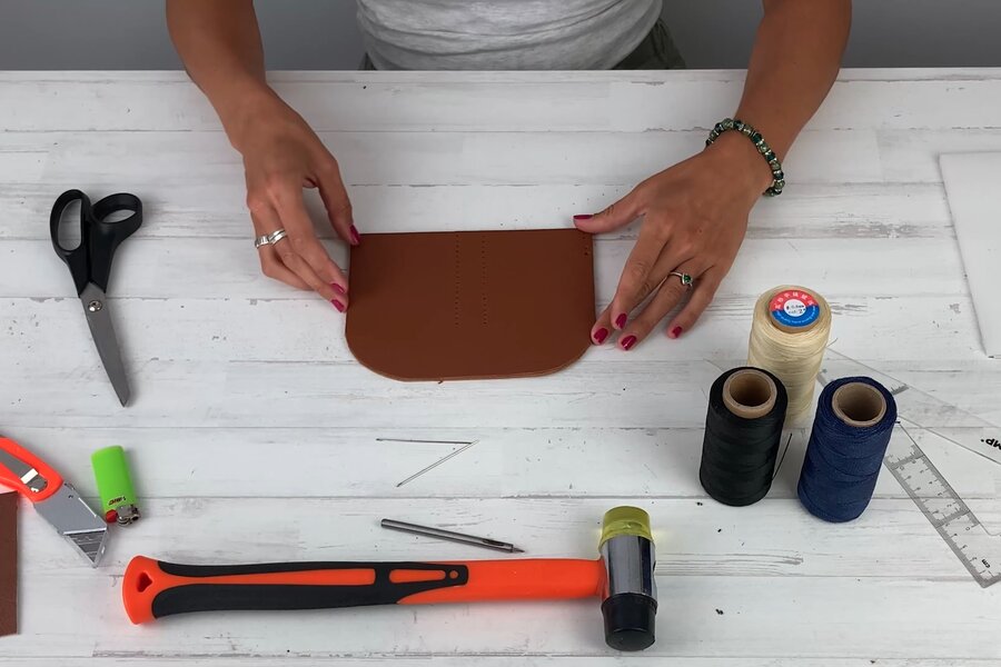 Kit esencial para saddle stitch sobre mesa: dos agujas de punta roma, hilo encerado, sacabocados, mazo de goma y regla metálica