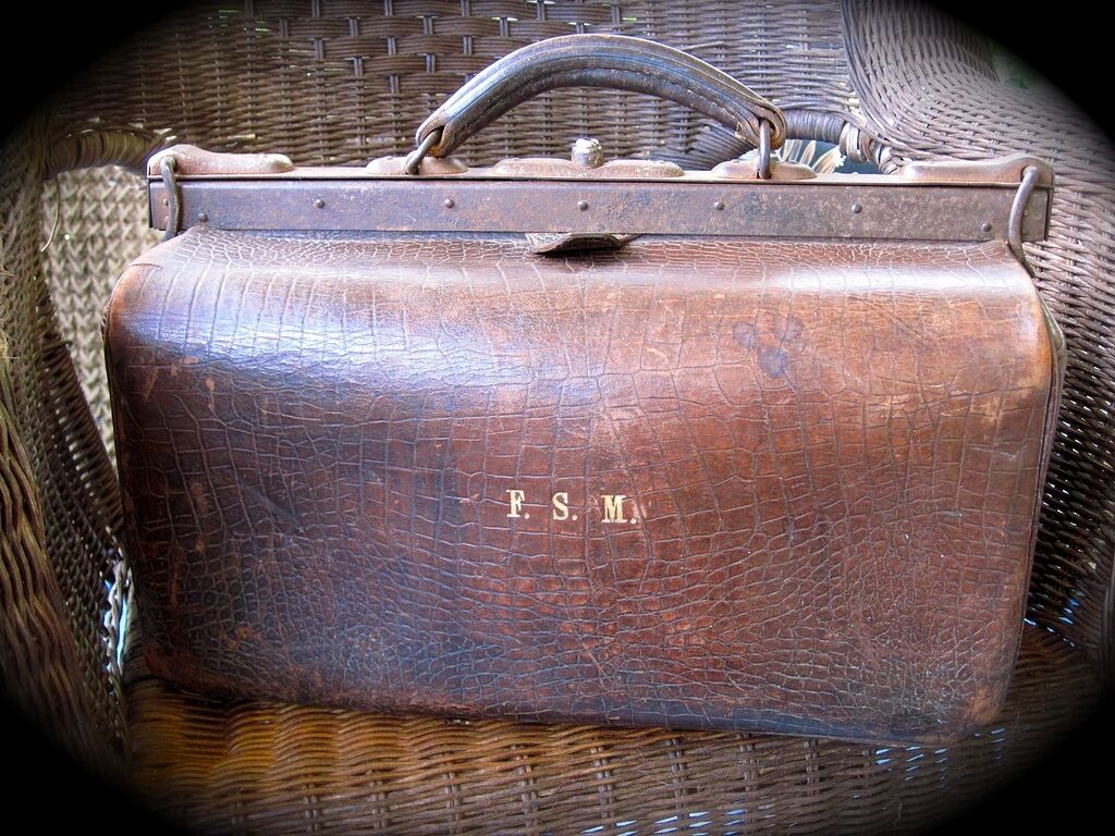 Gladstone bag de cuero de buey — el bolso de viaje estructurado que popularizó el Primer Ministro británico en el siglo XIX