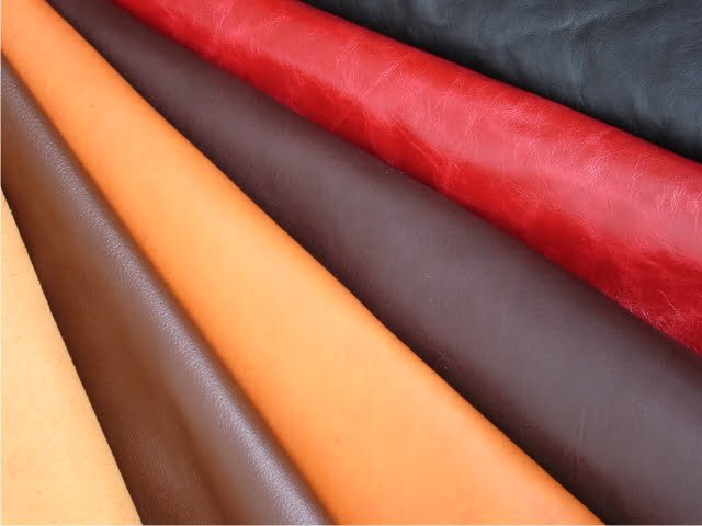 Cuero curtido al cromo — más flexible y con mayor variedad de colores que el vegetal