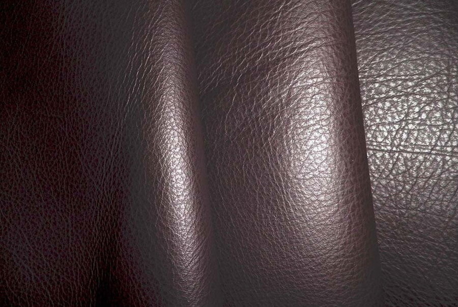Cuero nappa de grano fino — suave y de tacto premium, característico de los bolsos de moda