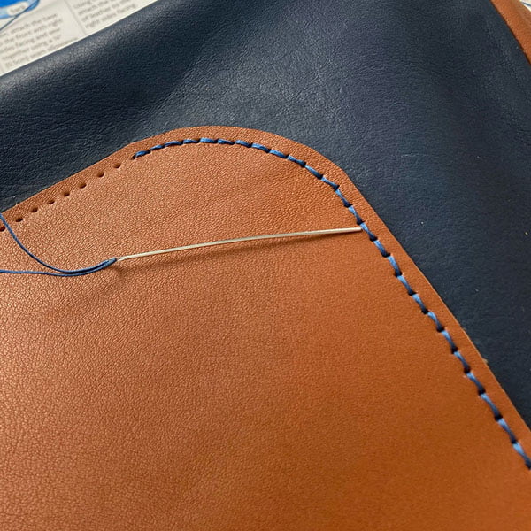 ¿Cómo coser bolsos de cuero artesanales?